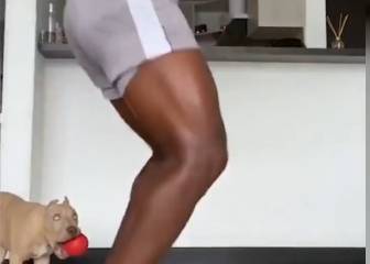 Marlón Torres no afloja y entrena en su casa con su perro