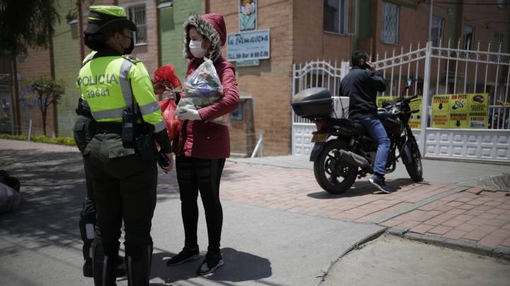 Policia para a una ciudadana en Bogotá por no estar en casa durante la cuarentena