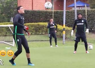 Pasado y futuro enfrentados: Aldair vs Higuita en práctica