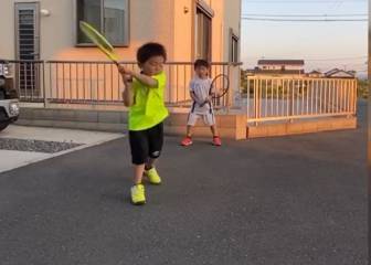 Mini Federer y mini Djokovic rompen las redes con su revés