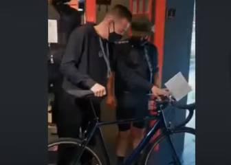 Rigoberto regala bicicleta al floricultor que entrenó con él