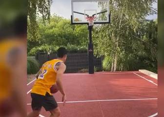 James se pasa del fútbol al baloncesto y deja esta canasta