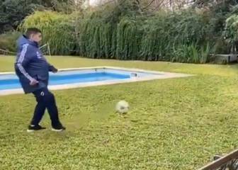 Diego Maradona volvió a tocar el balón