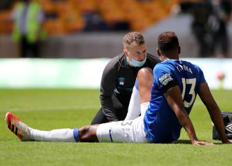Yerry Mina se retira lesionado del juego ante Wolverhampton