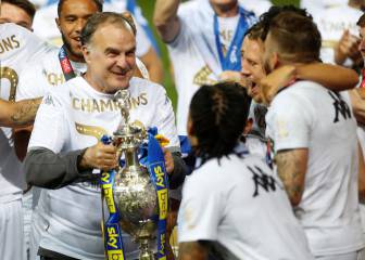 La escena más esperada: Bielsa levanta el trofeo de campeón