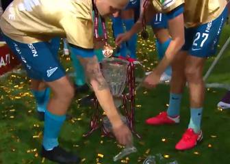 Compañeros de Barrios rompen el trofeo de cristal