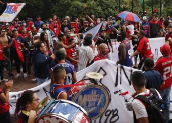 Hinchas del DIM protestan frente a las oficinas del club