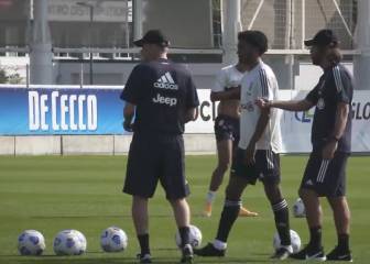 Cuadrado recibe indicaciones de Pirlo: Su última práctica
