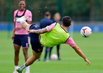 James se estrena en práctica del Everton con una linda tijera