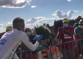 Egan hace feliz a una fanática del Tour y le regala su ramo