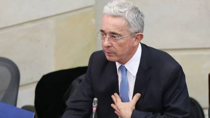 Detención Álvaro Uribe: Jueza suspende audiencia sobre su libertad - AS  Colombia