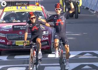 La emotiva llegada de Carapaz y Kwiatkowski en la etapa 18