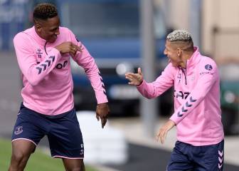 Yerry Mina activo en práctica: Boxeador, goleador y bromista