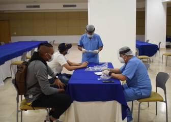 Montero y Vargas cumplen los protocolos a su llegada