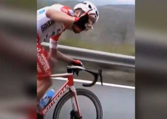 Captan a Simon Pellaud comiendo bocadillo en el Giro