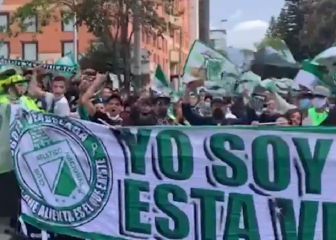 Hinchas de Nacional alientan antes de llegar a El Campín