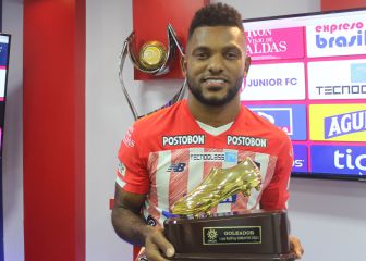 Miguel Borja recibe el botín de goleador del campeonato