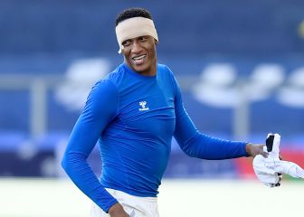 Mina cumple desde el banco, lo destacan en Liverpool