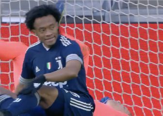 Cuadrado prueba los reflejos de Szczesny y lo salva del autogol