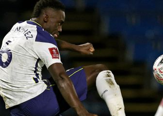 Davinson, ante James y Mina en la quinta ronda de FA Cup