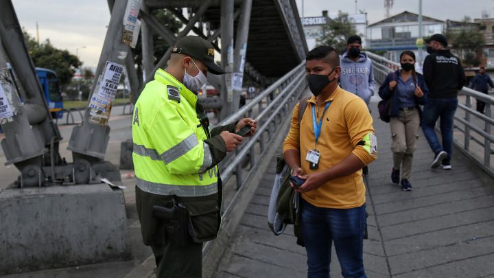 Toque De Queda Hoy 1 De Febrero Horarios Y Excepciones En Bogota Antioquia Cali Bucaramanga Neiva As Colombia