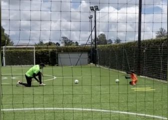 David Ospina enseña sus movimientos a su hijo menor