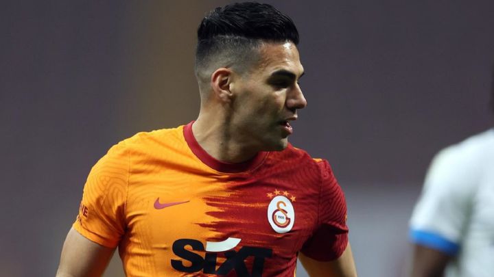 Galatasaray, con Falcao el 2do tiempo, es goleado en Turquía