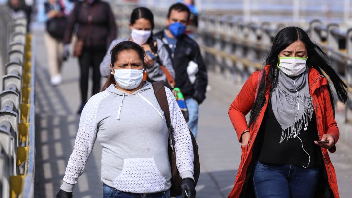 Ciudadanos caminan por puente peatonal durante la pandemia por el Covid-19.