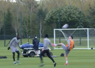 La magia de James para bajar el balón con su prodigiosa zurda