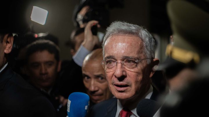 ¿Qué ha dicho Álvaro Uribe en Twitter y por qué piden que la plataforma elimine su cuenta?