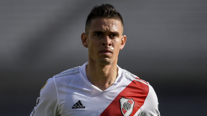 Rafael Santos Borré dio positivo para covid-19, al igual que nueve compañeros de River Plate. El técnico pierde a su goleador para enfrentar a Boca Juniors.