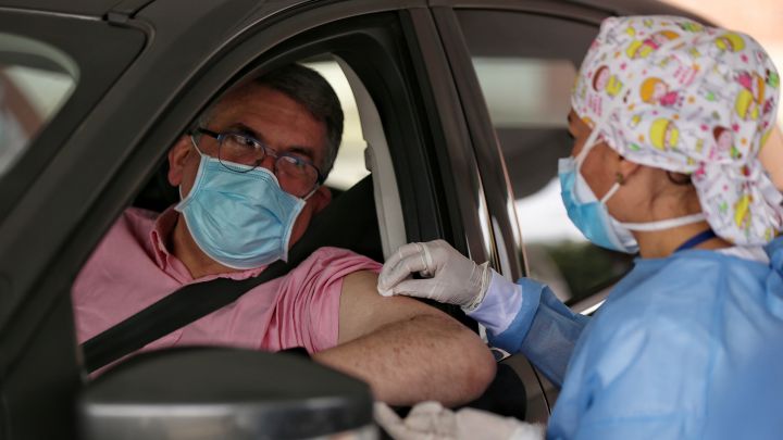 Vacunación Bogotá: cómo saber si puedo ir sin cita previa para mayores de 60 años