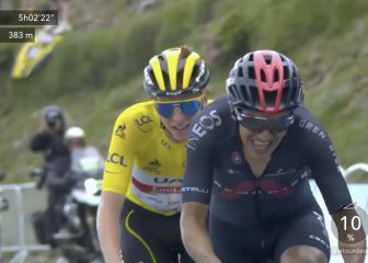 La sonrisa de Pogacar antes de liquidar a Carapaz