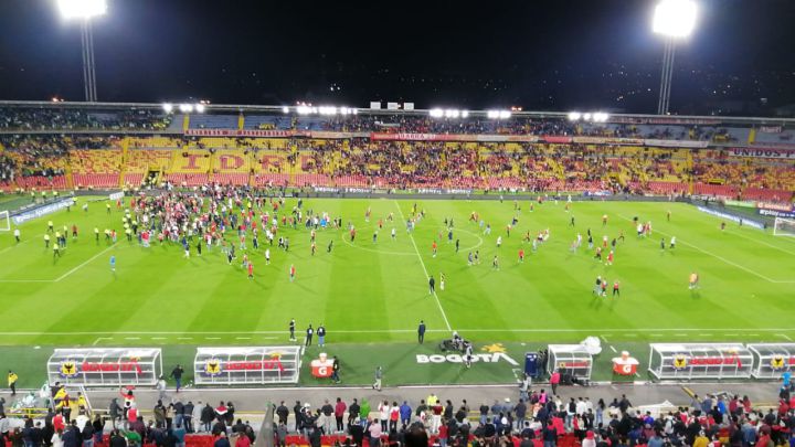 En el partido entre Santa Fe y Atlético Nacional por la tercera fecha de la Liga BetPlay los hinchas invadieron el campo de juego y se suspendió el juego