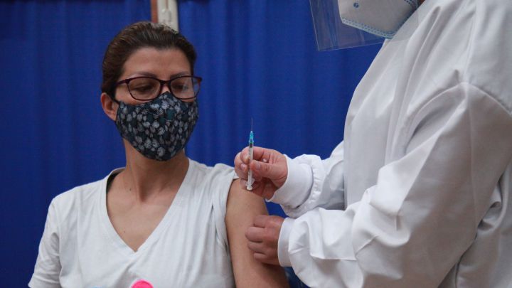 Vacunación Colombia: quiénes tendrán que recibir la tercera dosis y por qué