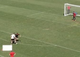 Zlatan da clases de cómo se debe mover un '9' puro