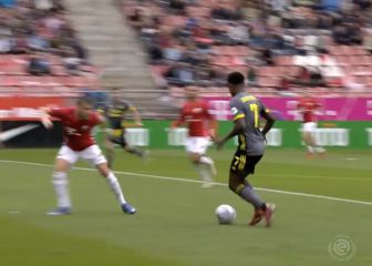 Control, enganche y baile: Sinisterra anota en Feyenoord