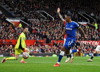 Yerry Mina, protagonista en empate de Everton con United