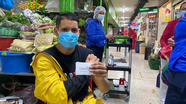 Vacunación contra el COVID-19 en Bogotá: nuevos puntos en plazas de mercado