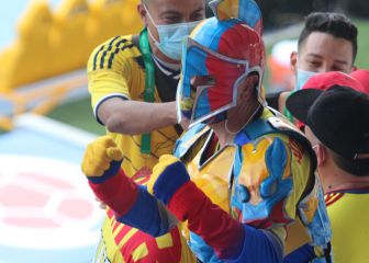 ¡Fiesta en el Metro! Así alientan hinchas a la Selección
