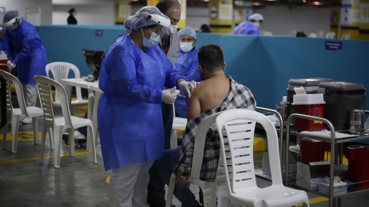 Casos, muertes y recuperaciones en Colombia del coronavirus este miércoles 20 de octubre de 2021. Hay 952 nuevos positivos en todo el país por la pandemia.