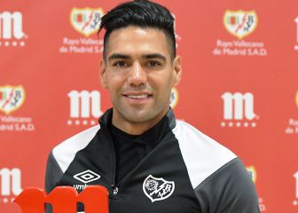 Falcao recibe su trofeo de mejor jugador de septiembre