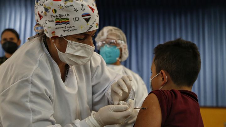 Vacunación en Bogotá: meta de inmunización en menores de edad