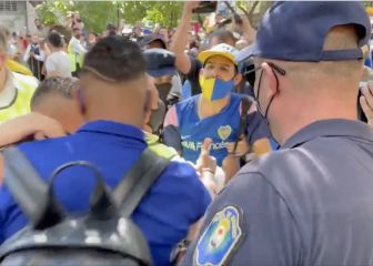 Un hincha se tira encima de Villa en su llegada a Mendoza