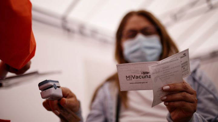 Posibles sanciones por falsificar el carnet de vacunación COVID-19 en Colombia