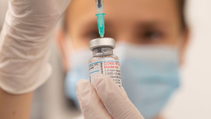 Autorizada dosis de refuerzo para mayores de 50 años: quién podrá vacunarse y fechas