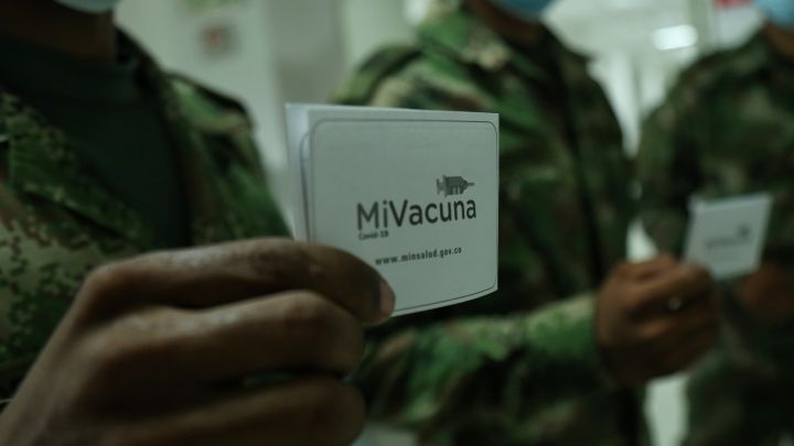 Vacunación Bogotá: cómo identificar un carnet falso y dónde denunciarlo