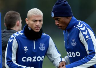 Benítez da buenas noticias de Mina: estaría ante Arsenal