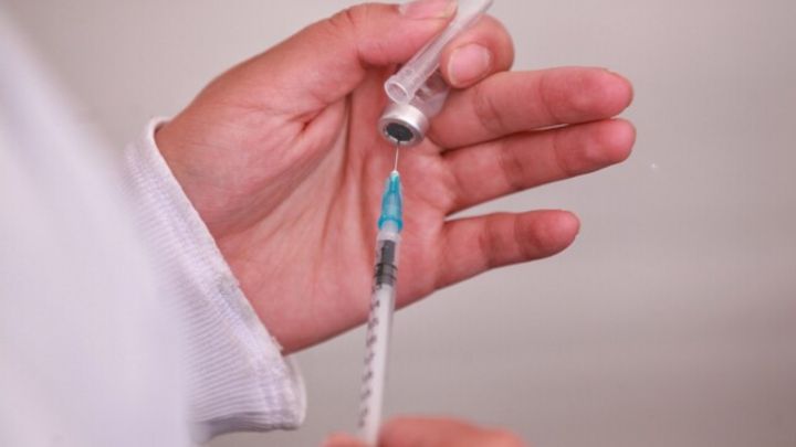 Vacunación Medellín: por qué se reactivó la aplicación de refuerzos de la vacuna y qué implica