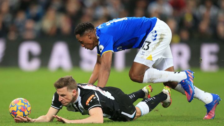 Yerry Mina sale lesionado del Newcastle - Everton